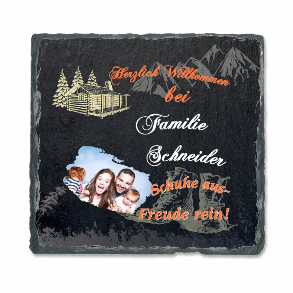 schieferplatte-quadratisch-15x15-cm-bedruckt-mit-persönlichem-foto-und-familienname-design-mit-motiven-wie-berge-wanderschuhe-blockhütte-beschriftung lautet-herzlich-willkommen-bei-familie-schneider-schuhe-aus-freude-rein