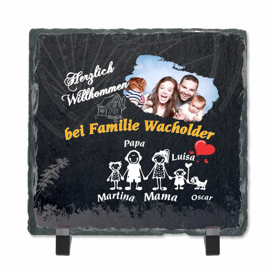 personalisierte-schieferplatte-quadratisch-15x15-cm-mit-standfuß-design-mit-familienfoto-namen-und-passendem-comic-motiv-zu-jedem-namen