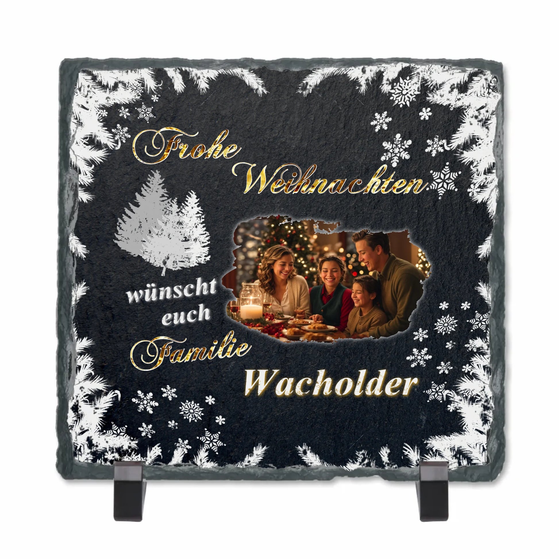 schieferplatte-quadratisch-mit-standfuß-und-familienfoto-mit-schriftzug-frohe-weihnachten-wünscht-euch-familie-name-personalisiebar-weihnachtliche-motive-wie-schneeflocken-und-verschneite-zweige