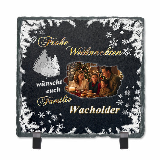 schieferplatte-quadratisch-mit-standfuß-und-familienfoto-mit-schriftzug-frohe-weihnachten-wünscht-euch-familie-name-personalisiebar-weihnachtliche-motive-wie-schneeflocken-und-verschneite-zweige