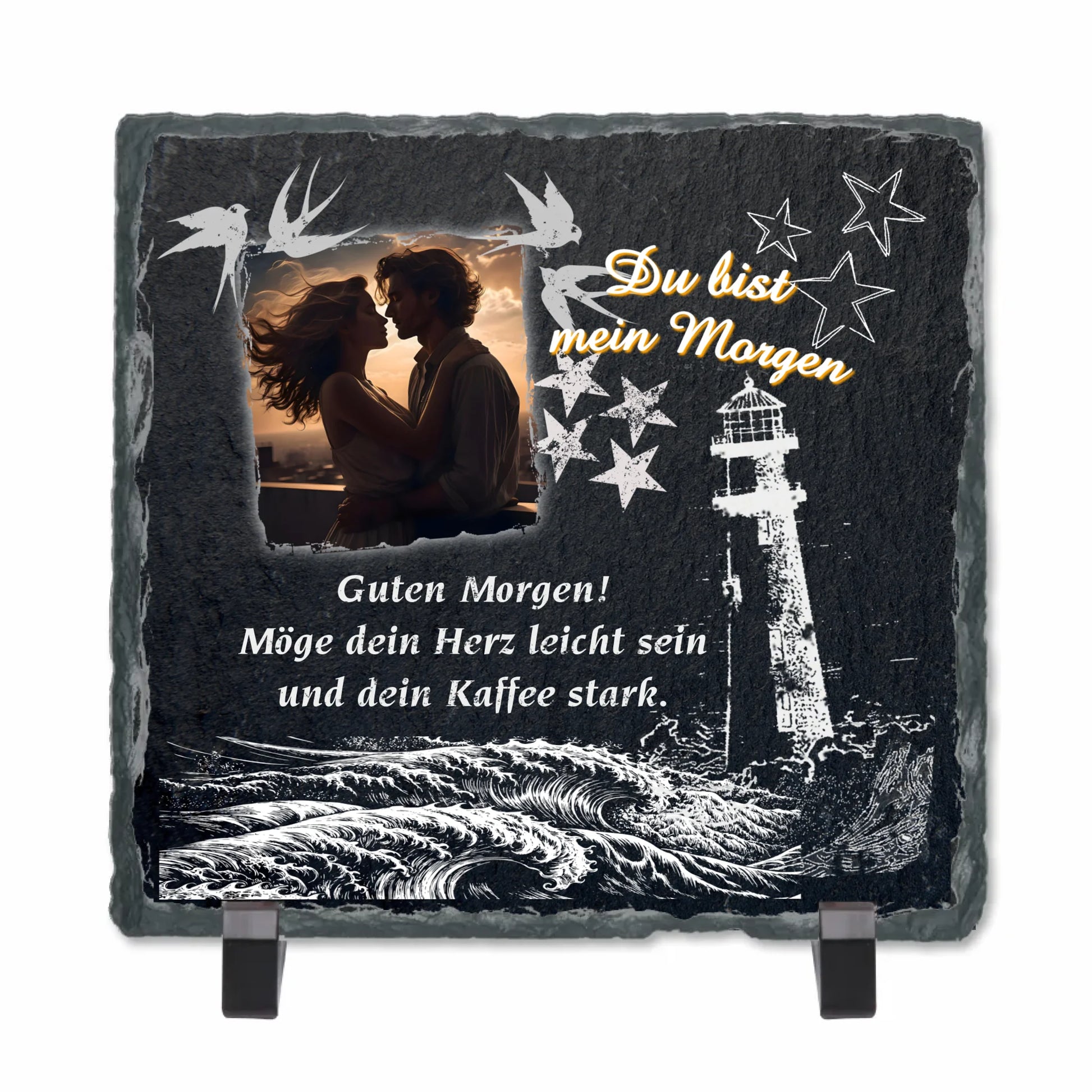 schieferplatte-quadratisch-15x15cm-mit-standfuß-personalisiert-mit-foto-und-guten-morgen-spruch-design-in-weiß-mit-motiv-leuchtturm-in-brandung