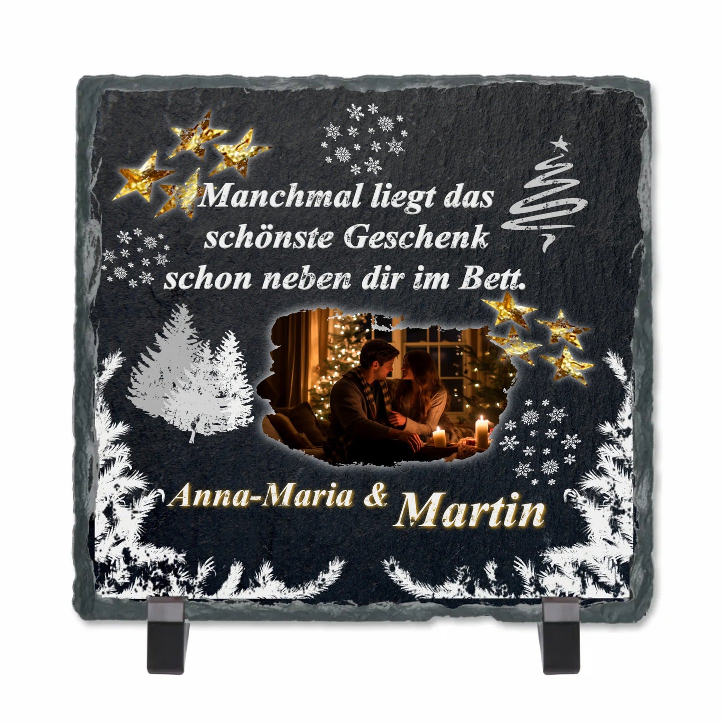 schieferplatte-mit-standfuß-qudratisch-schwarz-personalisierbar-mit-foto-und-namen-weihnahtliche-deko-mit-spruch-manchmal-liegt-das-schönste-geschenk-schon-neben-dir-im-bett