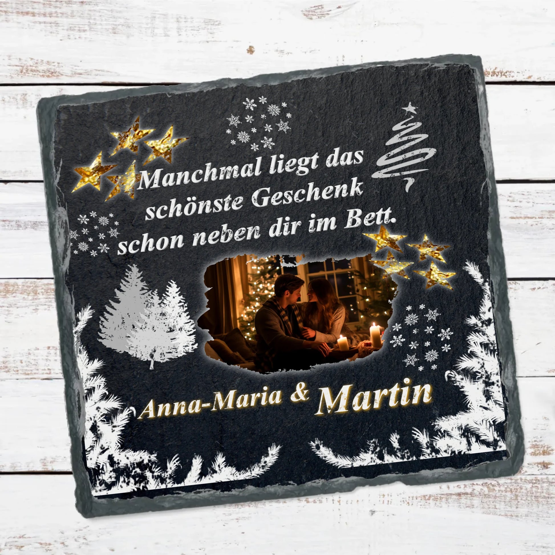 schieferplatte-qudratisch-schwarz-personalisierbar-mit-foto-und-namen-weihnahtliche-deko-mit-spruch-manchmal-liegt-das-schönste-geschenk-schon-neben-dir-im-bett