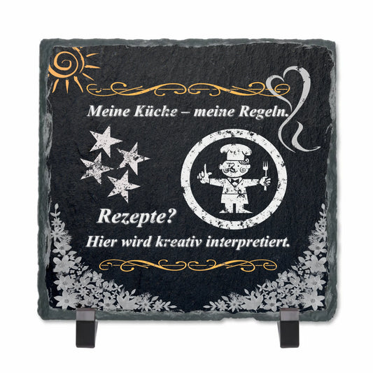 schieferplatte-mit-standfuß-quadratisch-15x15-zentimeter-rustikaler-aufdruck-koch-in-kreide-design-und-spruch-meine-küche-meine-regeln
