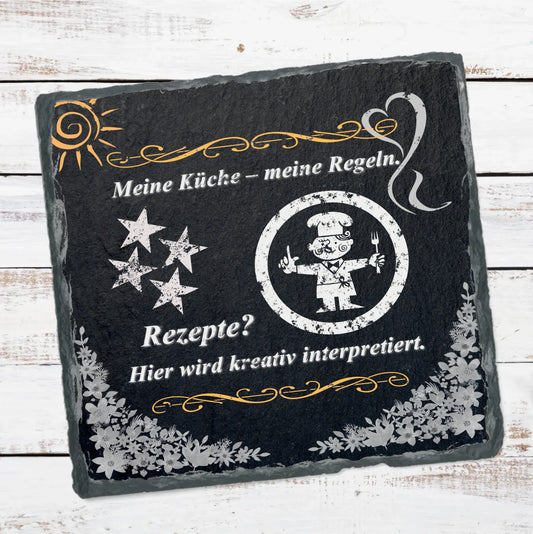 schieferplatte-quadratisch-15x15-zentimeter-rustikaler-aufdruck-koch-in-kreide-design-und-spruch-meine-küche-meine-regeln