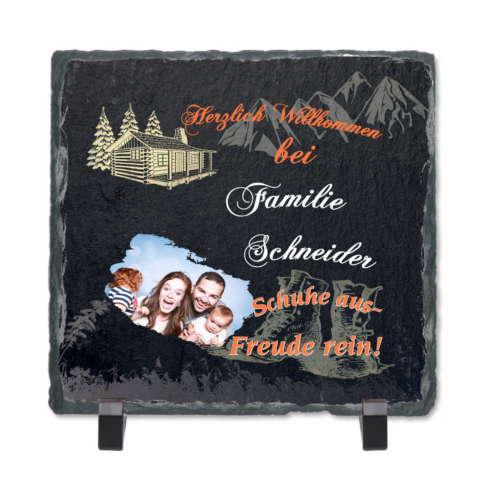 schieferplatte-quadratisch-15x15-cm-mit-standfuß-bedruckt-mit-persönlichem-foto-und-familienname-design-mit-motiven-wie-berge-wanderschuhe-blockhütte-beschriftung lautet-herzlich-willkommen-bei-familie-schneider-schuhe-aus-freude-rein