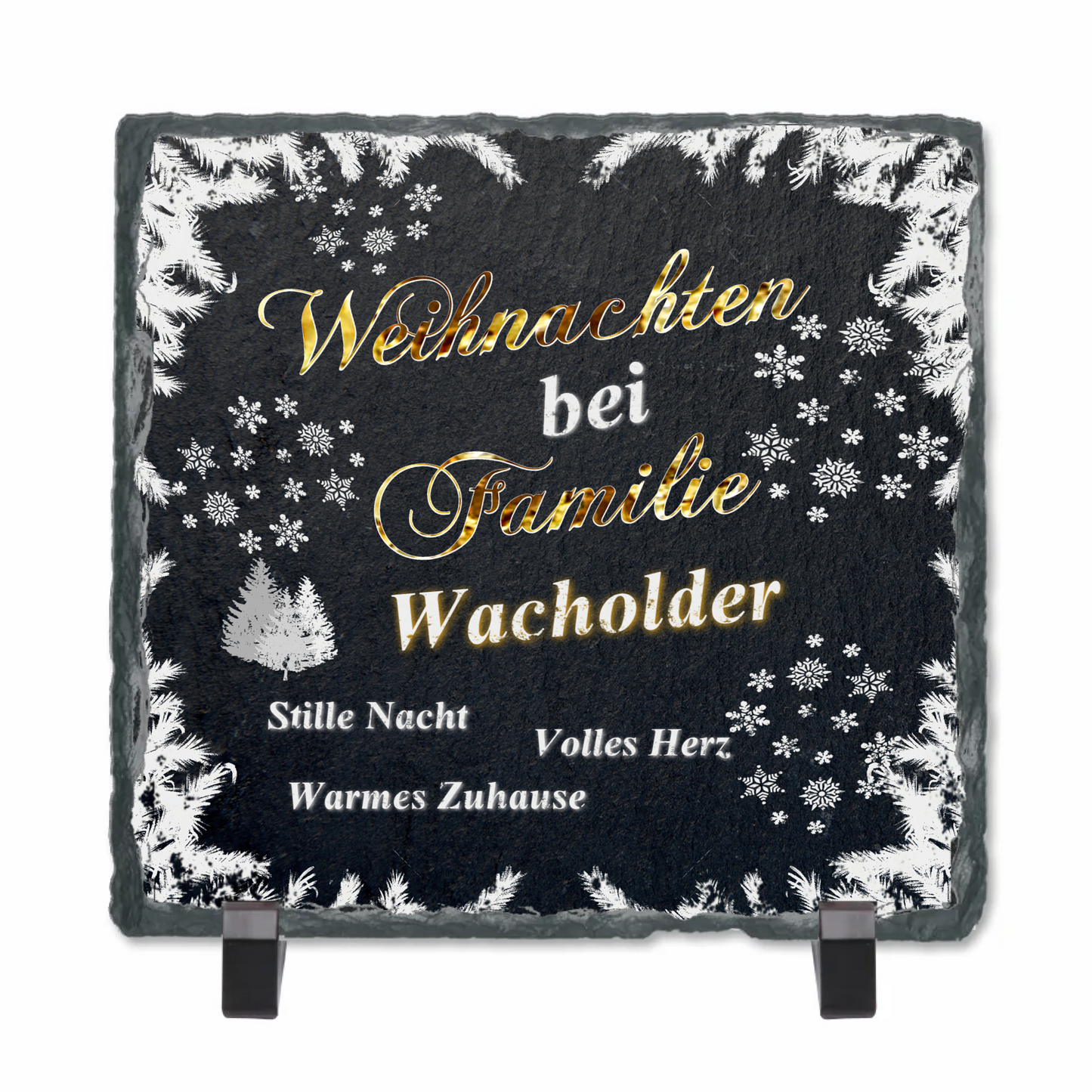 schieferplatte-schwarz-quadratisch-mit-standfuß-beschriftung-in-gold-und-weiß-text-lautet-weihnachten-bei-familie-personalisierter-name-design-mit-weihnachtlichen-motiven-wie-verschneite-zweige-und-schneeflocken
