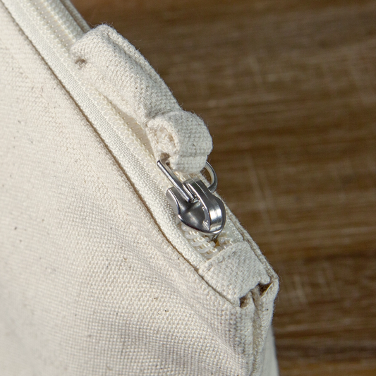 schlampermaeppchen-250x140mm-beige-mit-nahsaufnahme-reissverschluss