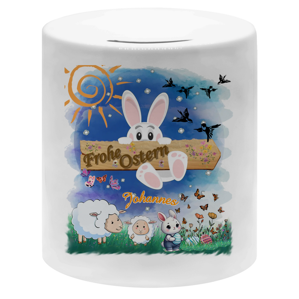 weiße-spardose-mit-ostermotiv-osterhase-hängt-an-einem-holzschild-mit-aufschrift-frohe-ostern-darunter-der-name-und-ein-buntes-szenario-mit -schafen-schmetterlingen-und-ostereiern