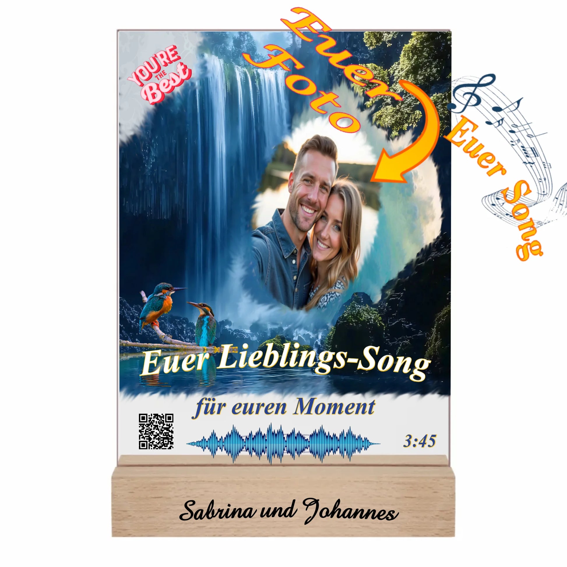 acrylaufsteller-15x20cm-personalisiert-mit-foto-titel-und-interpret-des-ausgewählten-songs-mit-qr-code-und-gravierten-namen-am-holzsockel-design-hintergrund-ein-wasserfall-in-strahlendem-blau-fotoaufsteller-mit-hinweis-zu-personalisierung