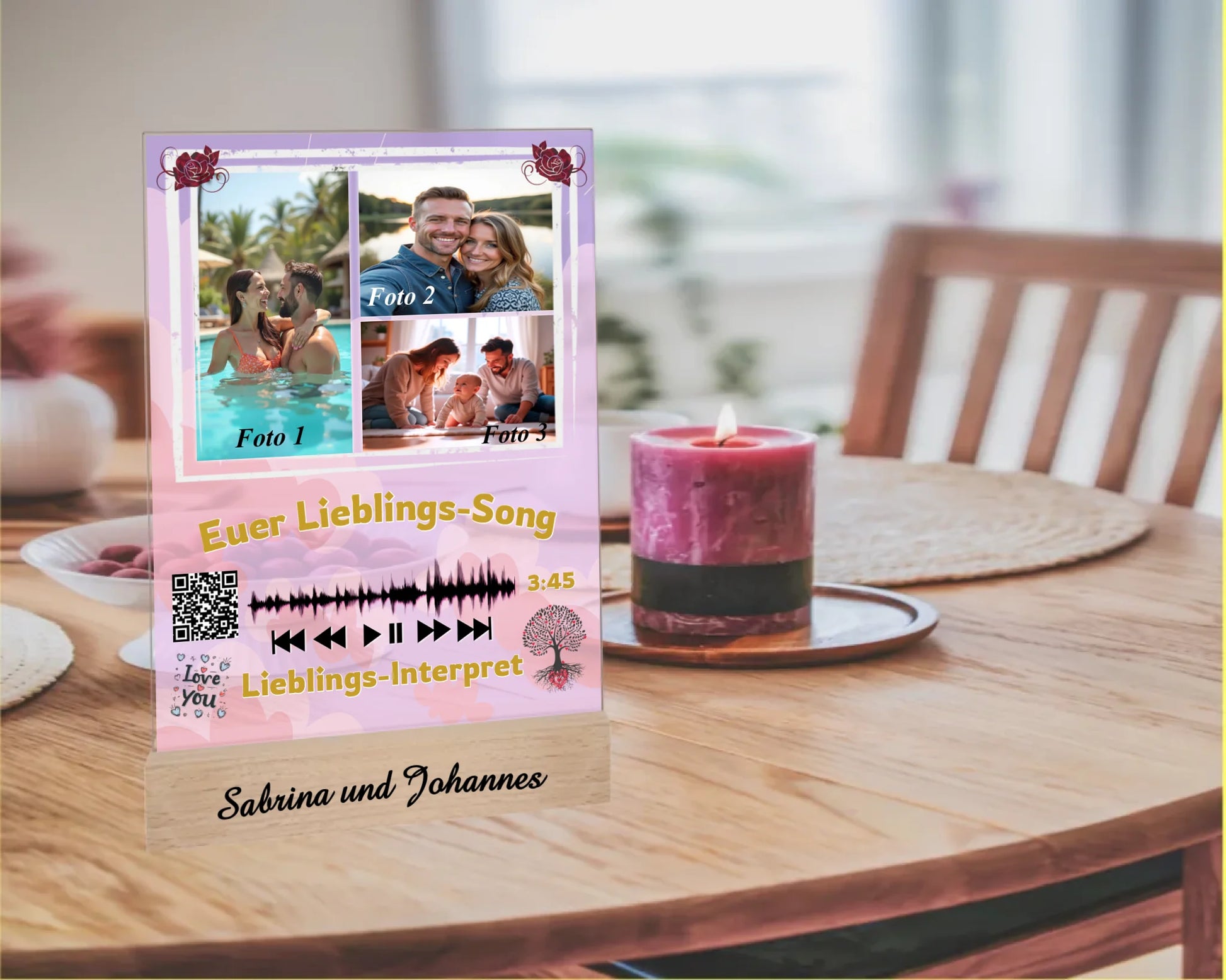 acrylglas-15x20cm-mit-graviertem-standfuss-aus-echtholz-acrylglas-mit-3-fotos-und-ausgewähltem-songtitel-und-interpret-mit-qr-code-design-hintergrund-pastell-rosa-in-verschiedenen-farbtoenen-standfss-graviert-mit-namen-oder-wunschtext-acrylaufsteller-steht-auf-esstisch-nebeneiner-kerze