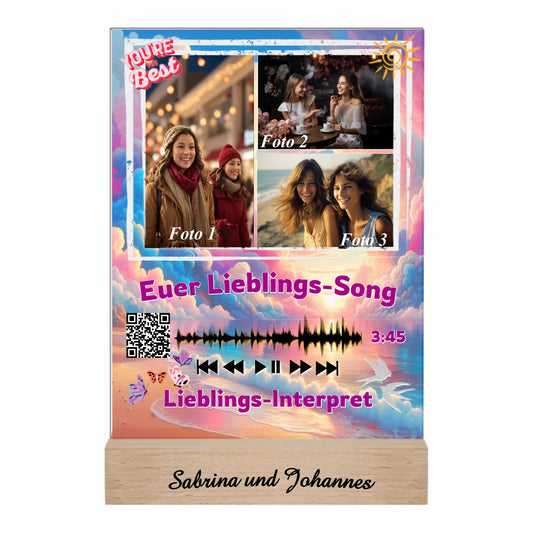 acrylglas-15x20cm-mit-graviertem-standfuss-aus-echtholz-acrylglas-mit-3-fotos-und-ausgewähltem-songtitel-und-interpret-mit-qr-code-design-hintergrund-pastell-rosa-und blau-in-verschiedenen-farbtoenen-standfss-graviert-mit-namen-oder-wunschtext