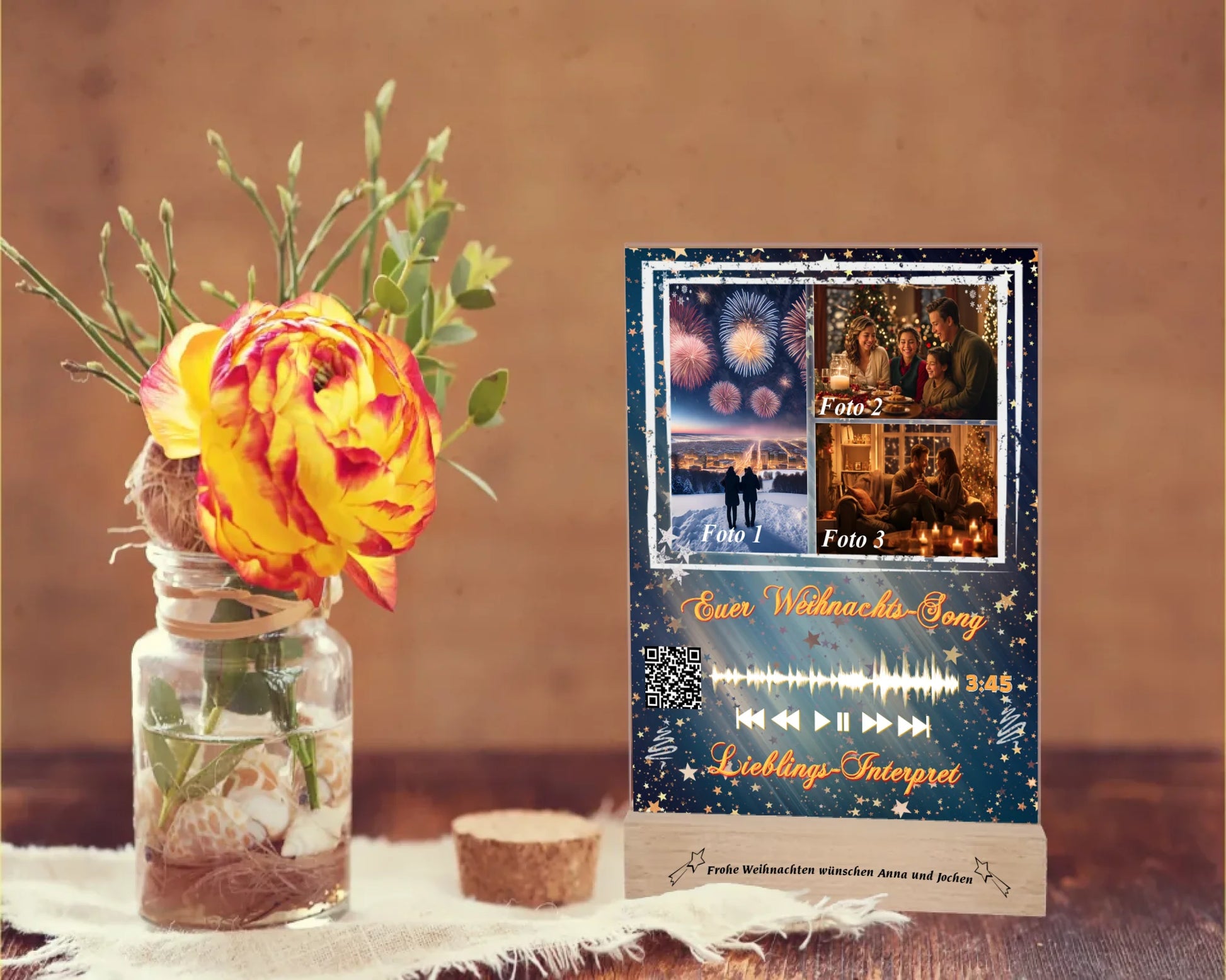 acrylglas-15x20cm-mit-graviertem-standfuss-aus-echtholz-acrylglas-mit-3-fotos-und-ausgewähltem-songtitel-und-interpret-mit-qr-code-design-hintergrund-dunkelgrün-mit verlauf-in-die farbe-silber-mit-vielen-kleinen-sternen-standfuss-graviert-mit-namen-der-wunschtext-acrylaufsteller-steht-auf-rustikalem-holztisch-neben-einer-rose