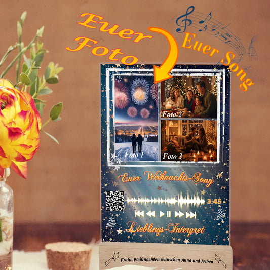 acrylglas-15x20cm-mit-graviertem-standfuss-aus-echtholz-nikolausgeschenk-mit-3-fotos-und-ausgewähltem-songtitel-und-interpret-mit-qr-code-design-hintergrund-dunkelgrün-mit verlauf-in-die farbe-silber-mit-vielen-kleinen-sternen-standfuss-graviert-mit-namen-oder-wunschtext-produktbild-mit-hinweis-zu-personalisierung