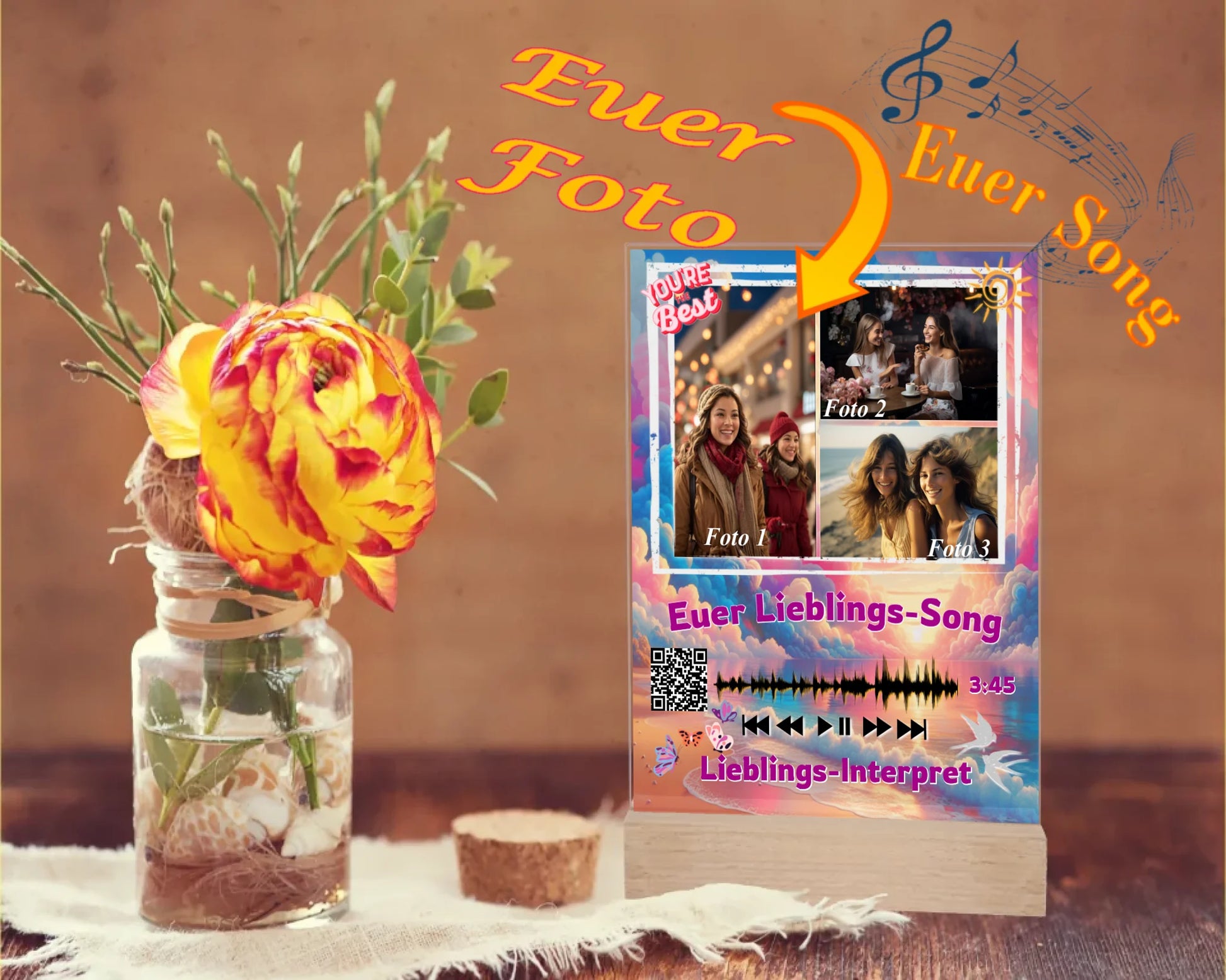 acrylglas-15x20cm-mit-graviertem-standfuss-aus-echtholz-acrylglas-mit-3-fotos-und-ausgewähltem-songtitel-und-interpret-mit-qr-code-design-hintergrund-pastell-rosa-in-verschiedenen-farbtoenen-standfuss-graviert-mit-namen-oder-wunschtext-acrylaufsteller-steht-neben-einer-rose-mit-hinweis-auf-personalisierung