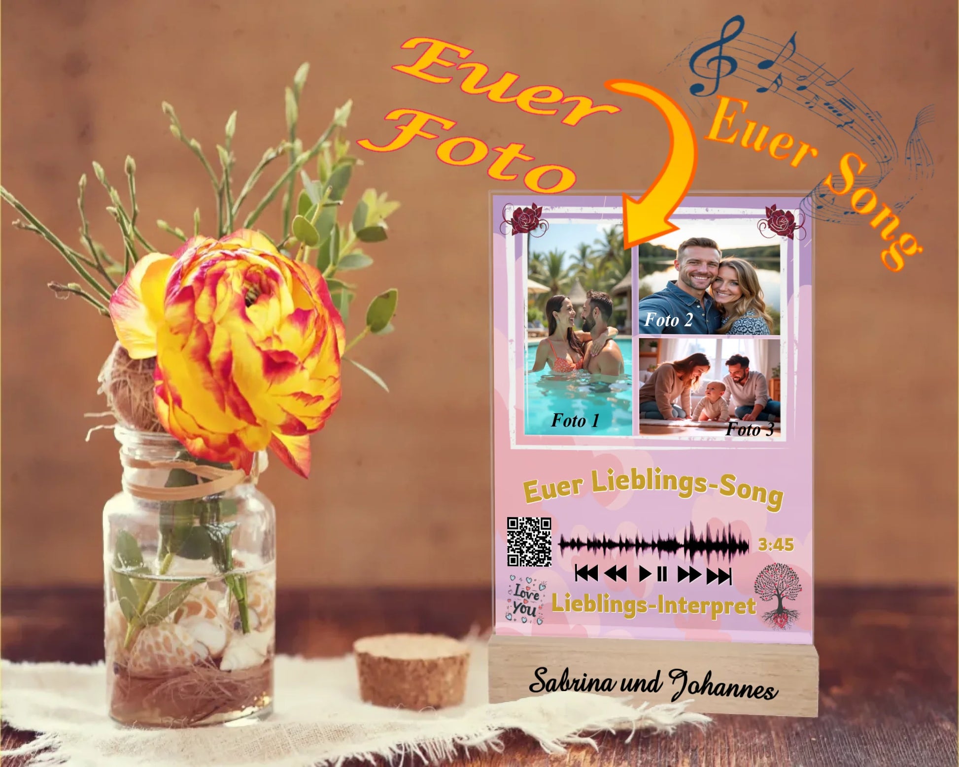 acrylglas-15x20cm-mit-graviertem-standfuss-aus-echtholz-wichtelgeschenk-mit-hinweis-zu-personalisierung-acrylglas-mit-3-fotos-und-ausgewähltem-songtitel-und-interpret-mit-qr-code-design-hintergrund-pastell-rosa-in-verschiedenen-farbtoenen-standfss-graviert-mit-namen-oder-wunschtext-acrylaufsteller-steht-auf-rustikalem-holztisch-neben-einer-rose