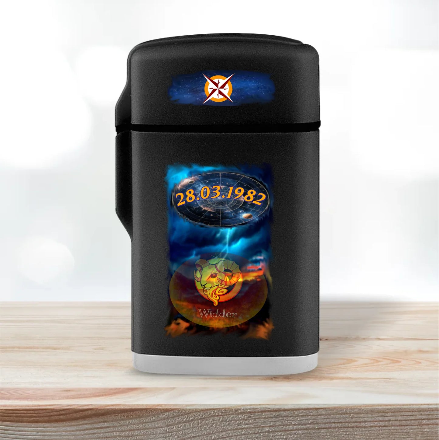 personalisiertes-jetflame-feuerzeug-schwarz-wichtelgeschenk-mit-motiv-sternzeichen-geburtsdatum-und-optional-mit-name-im-hintergrund-bild-von-gewitter-feuerzeug-in-grossaufnahme