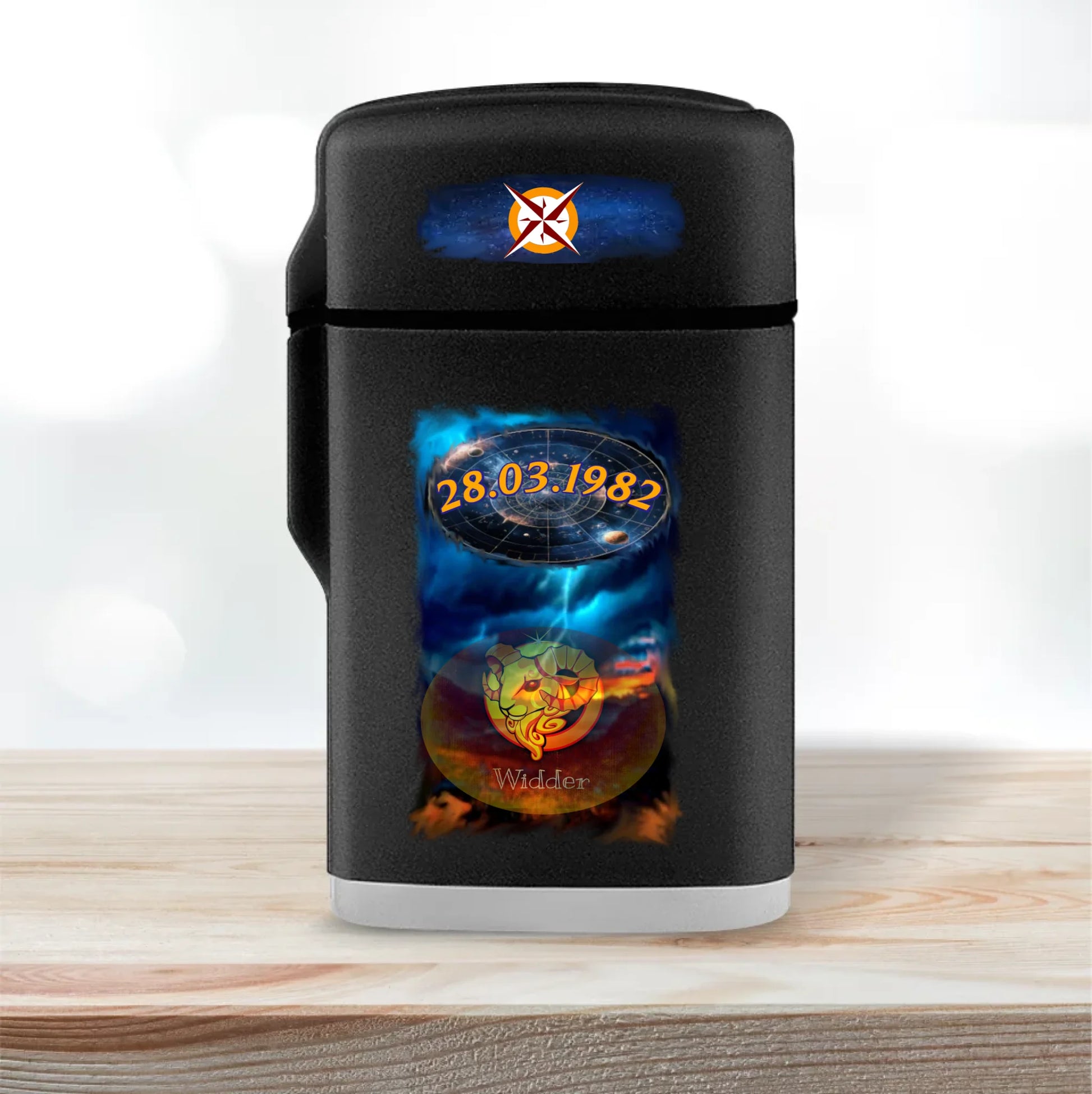 personalisiertes-jetflame-feuerzeug-schwarz-wichtelgeschenk-mit-motiv-sternzeichen-geburtsdatum-und-optional-mit-name-im-hintergrund-bild-von-gewitter-feuerzeug-in-grossaufnahme