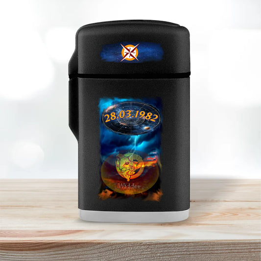 personalisiertes-jetflame-feuerzeug-schwarz-wichtelgeschenk-mit-motiv-sternzeichen-geburtsdatum-und-optional-mit-name-im-hintergrund-bild-von-gewitter-feuerzeug-in-grossaufnahme