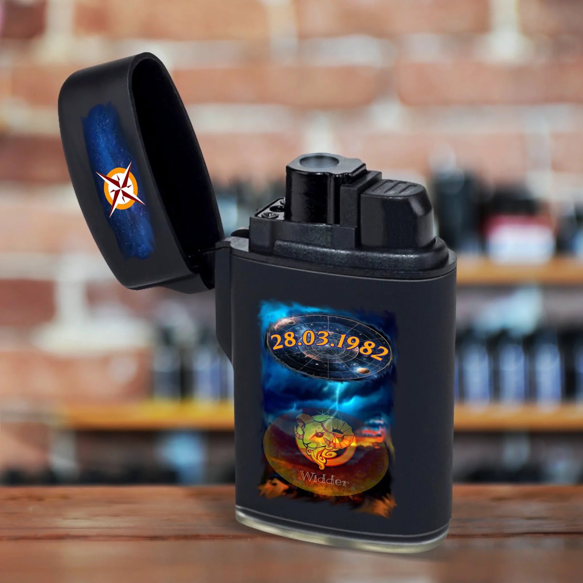 personalisiertes-jetflame-feuerzeug-schwarz-wichtelgeschenk-mit-motiv-sternzeichen-geburtsdatum-und-optional-mit-name-im-hintergrund-bild-von-gewitter-feuerzeug-steht-auf-dunkler-tischplatte