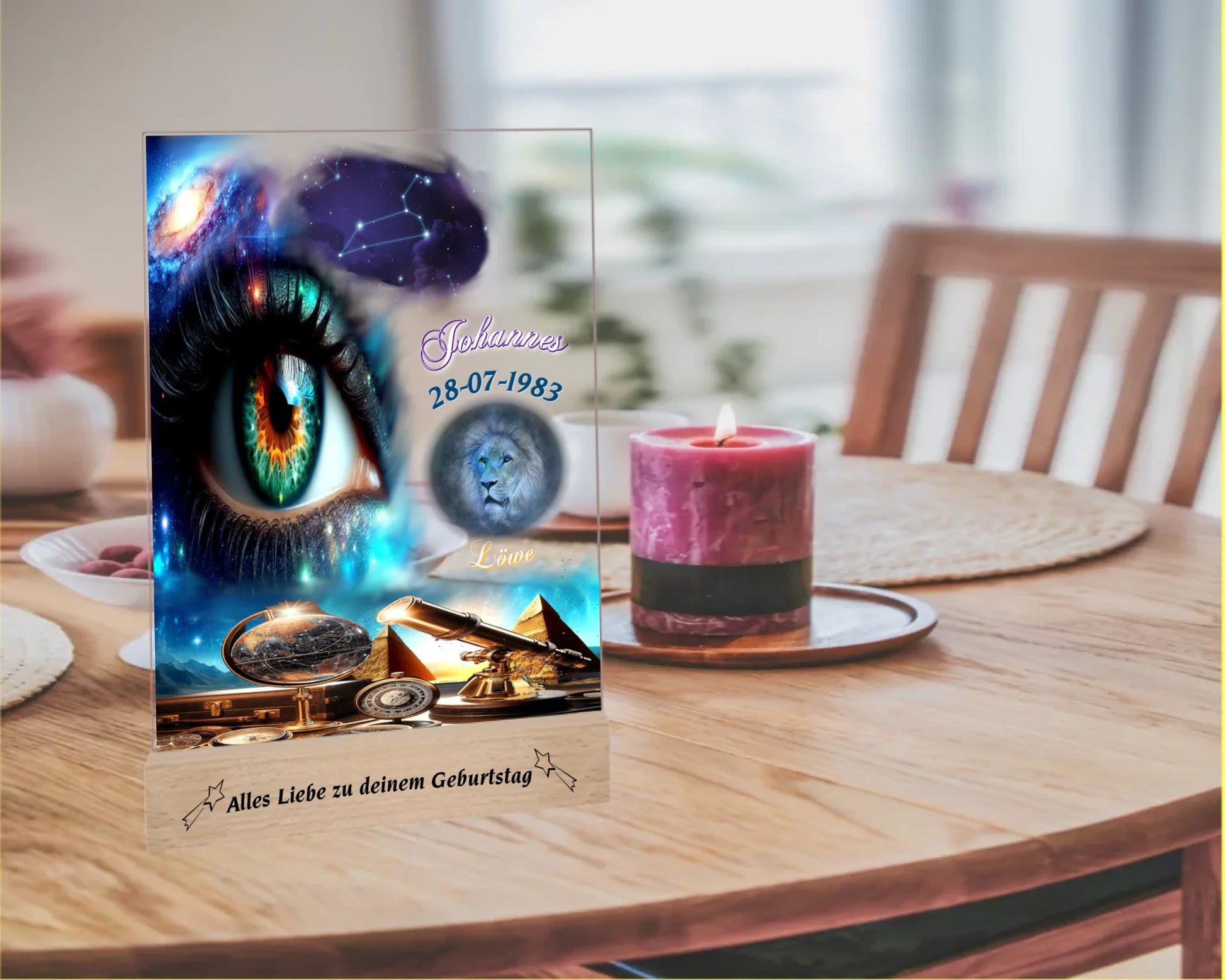 acrylaufsteller-15x20cm-mit-graviertem-holzsockel-personalisiert-mit-sternzeichen-und-dazu-passendem-sternbild-mit-datum-und-name-design-großaufnahme-auge-im-hintergrund-universum-und-astronomische-motive-fernrohr-globus-pyramide-holzsockel-mit-personalisiertem-text-graviert-aufsteller-steht-auf-esstisch-neben-kerze
