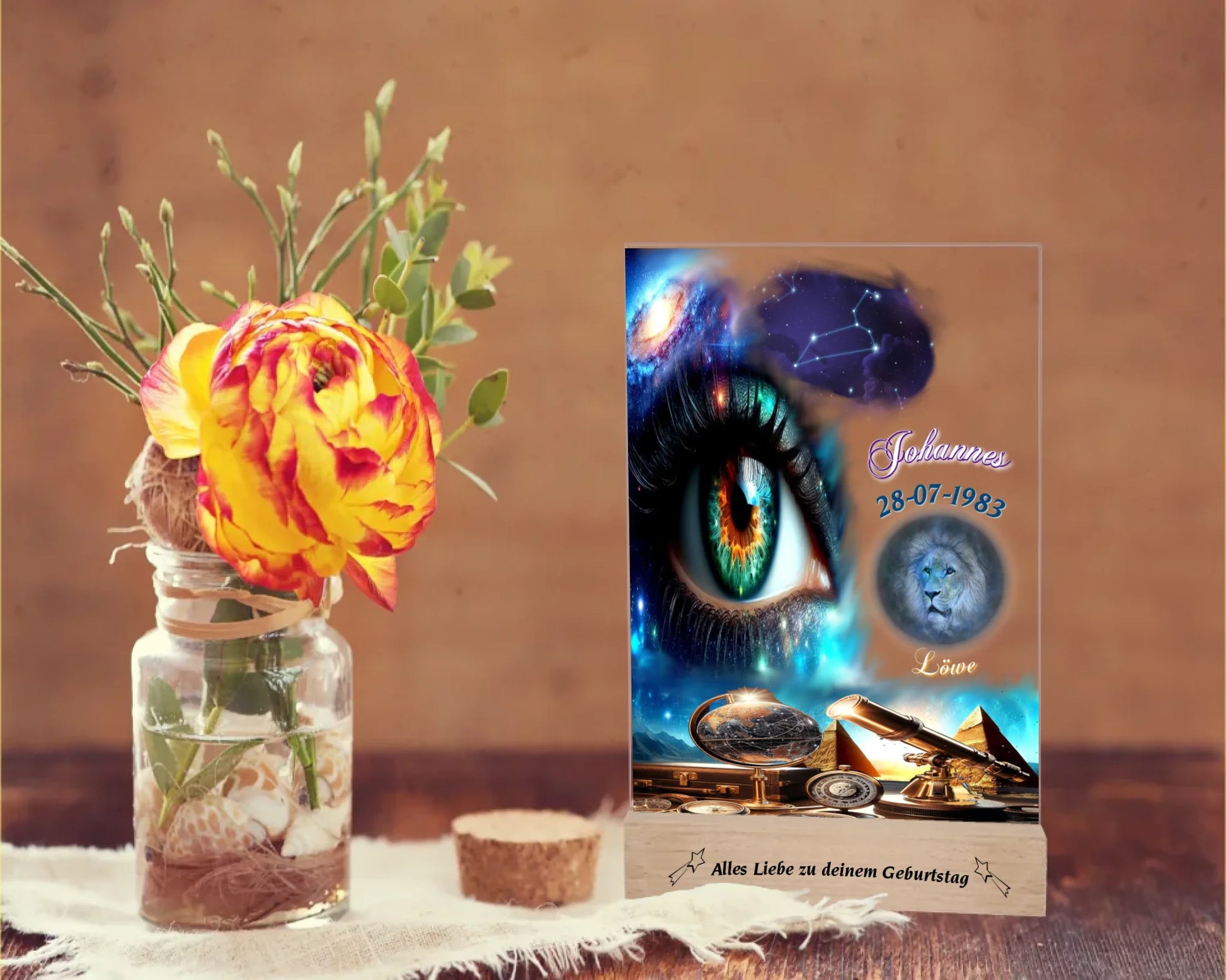 acrylaufsteller-15x20cm-mit-graviertem-holzsockel-personalisiert-mit-sternzeichen-und-dazu-passendem-sternbild-mit-datum-und-name-design-großaufnahme-auge-im-hintergrund-universum-und-astronomische-motive-fernrohr-globus-pyramide-holzsockel-mit-personalisiertem-text-graviert-aufsteller-steht-auf-rustikalem-holztisch-neben-einer-rose