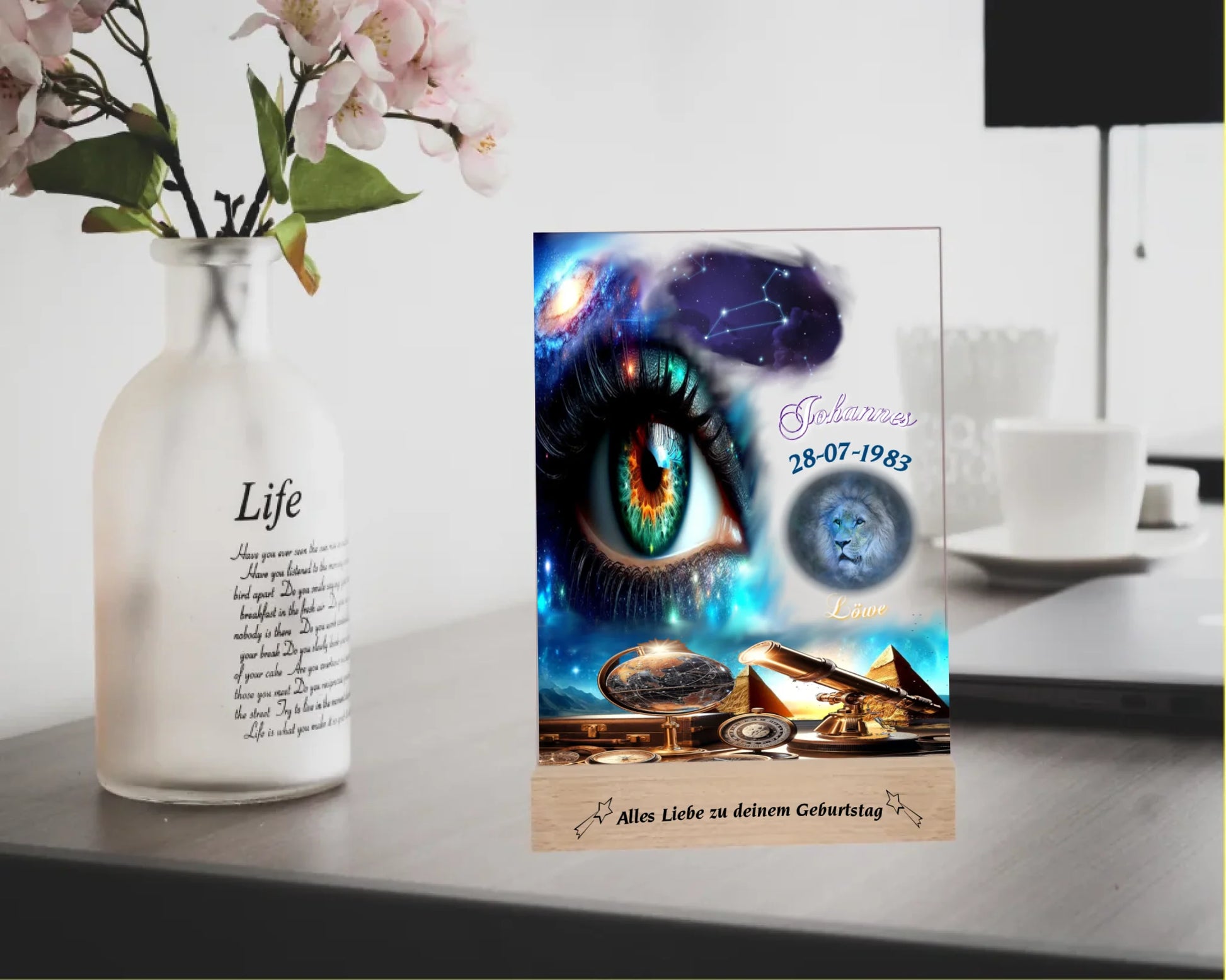 acrylaufsteller-15x20cm-mit-graviertem-holzsockel-personalisiert-mit-sternzeichen-und-dazu-passendem-sternbild-mit-datum-und-name-design-großaufnahme-auge-im-hintergrund-universum-und-astronomische-motive-fernrohr-globus-pyramide-holzsockel-mit-personalisiertem-text-graviert-aufsteller-steht-auf-schreibtisch-neben-vase-mit-blumen