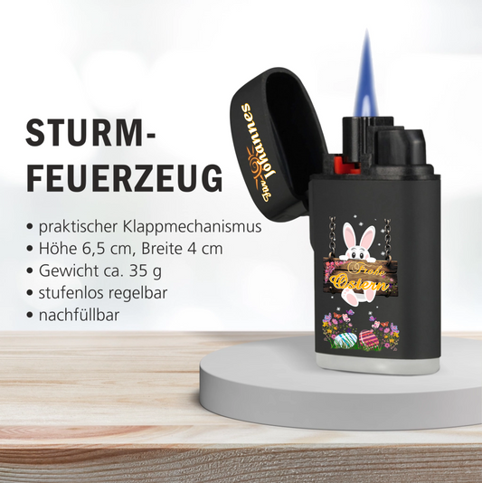 feuerzeug-schwarz-mit-namen-personalisiert-und-motiv-osterhase-hängt-an-einem-holzschild-daneben-eine-produktbeschreibung