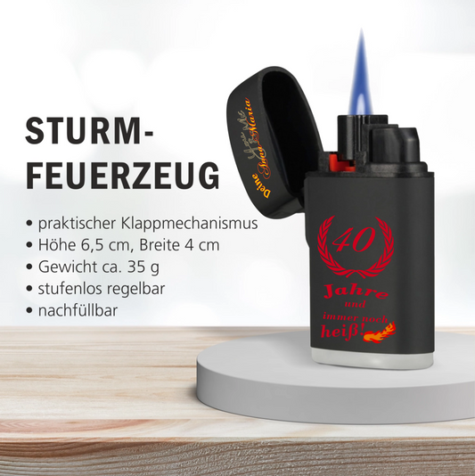 sturm-feuerzeug-schwarz-offen-mit-produktbeschreibung-mit-rotem-aufdruck-jahreszahl-geburtstag-und-oranger-aufdruck-name
