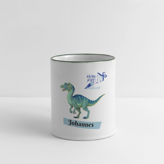 tasse-zweifarbig-325ml-mit-dunkelgruenem-rand-ansicht-vorne-mit-dinosaurier-und-schultuete-motiv-schriftzug-ich-bin-jetzt-schulkind-im-unteren-bereich-befindet-sich-der-personalisierte-name-auf-hellblauem-banner