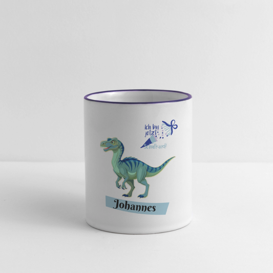 tasse-zweifarbig-325ml-mit-dunkelblauem-rand-ansicht-vorne-mit-dinosaurier-und-schultuete-motiv-schriftzug-ich-bin-jetzt-schulkind-im-unteren-bereich-befindet-sich-der-personalisierte-name-auf-hellblauem-banner