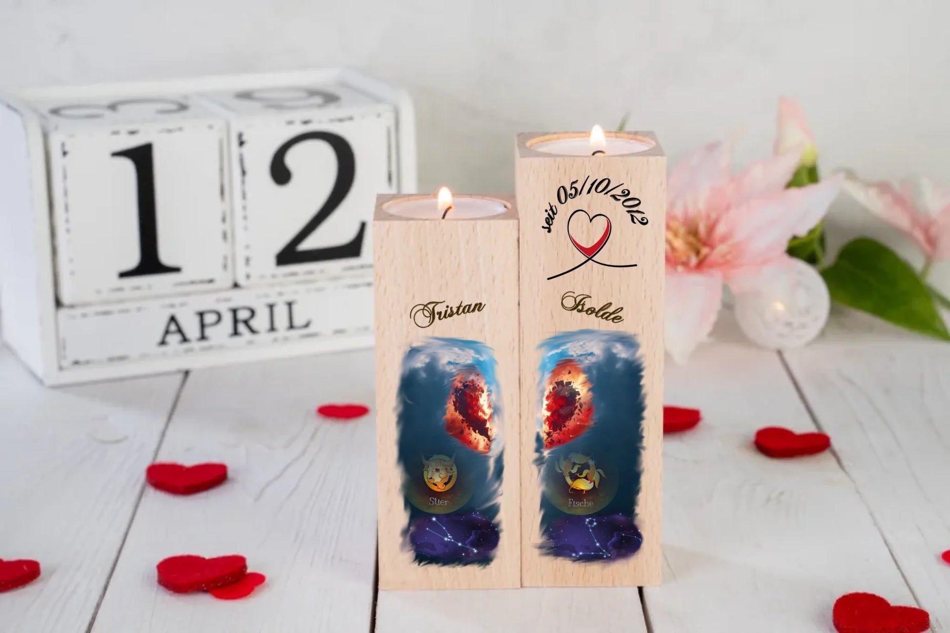 zweier-set-teelichthalter-massiv-holz-4,5x4,5cm-höhen-12cm-und-14cm-jeweils-mit-halben-herz-und-darunter-personalisiert-mit-name-sternzeichen-und-sternbild-teelichthalter-mit-14cm-höhe-kann-mit-datum-personalisiert-werden-design-hintergrund-blauer-himmel-mit-wolken-teelichtalter-stehen-auf-tisch-mit-fruehlingsdeko