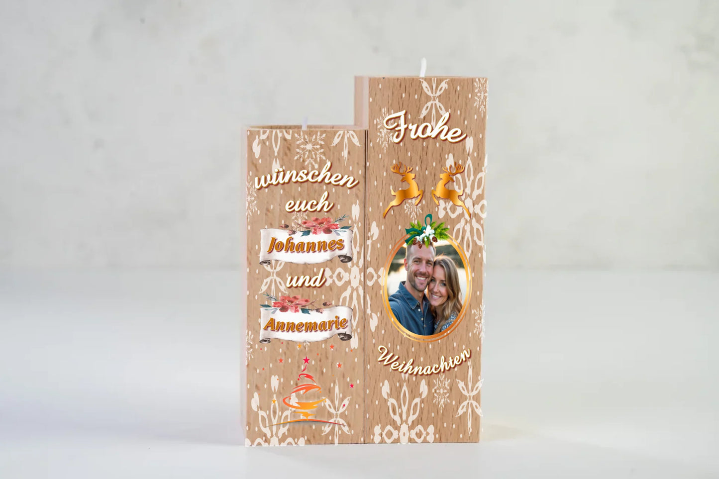 teelichthalter-massiv-holz-2er-set-4,5x4,5cm-12-und-14cm-hoch-personalisiert-mit-foto-und-zwei-namen-weihnachtliches-design-kerzenhalter-rechts-mit-schneeflocken-2-rentier-umrissen-in-gold-ueber-dem-foto-mit-ovalem-goldenem-rahmen-ganz-oben-steht-frohe-und-ganz-unten-steht-weihnachten-design-kerzenhalter-links-schriftzug-wuenschen-euch-dann-die-persnalisierten-namen-auf-schriftrolle-teelichthalter-vor-neutralem-weissen-hintergrund