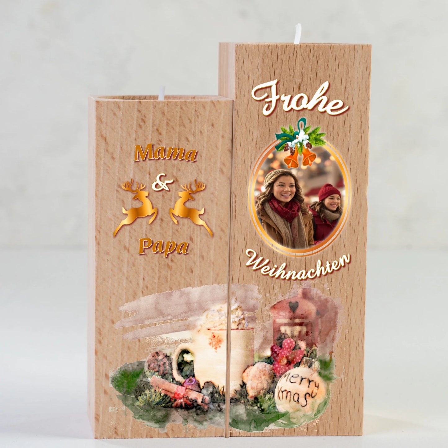 teelichthalter-massiv-holz-2er-set-4,5x4,5cm-12-und-14cm-hoch-personalisiert-mit-foto-und-zwei-namen-weihnachtliches-design-mit-schriftzug-frohe-ueber-dem-foto-mit-ovalem-goldenem-rahmen-darunter-schriftzug-weihnachten-design-kerzenhalter-links-die-beiden-personalisierten-namen-beispiel-mama-papa-in-dunklem-orange-dazwischen-zwei-umrisse-von-rentieren-in-gold-ganz-unten-erstreckt-sich-motiv-weihnachtsgedeck-ueber-beide-kerzenhalter-in-aquqrell-optik-teelichthalter-wird-in-nahaufnahme-gezeigt