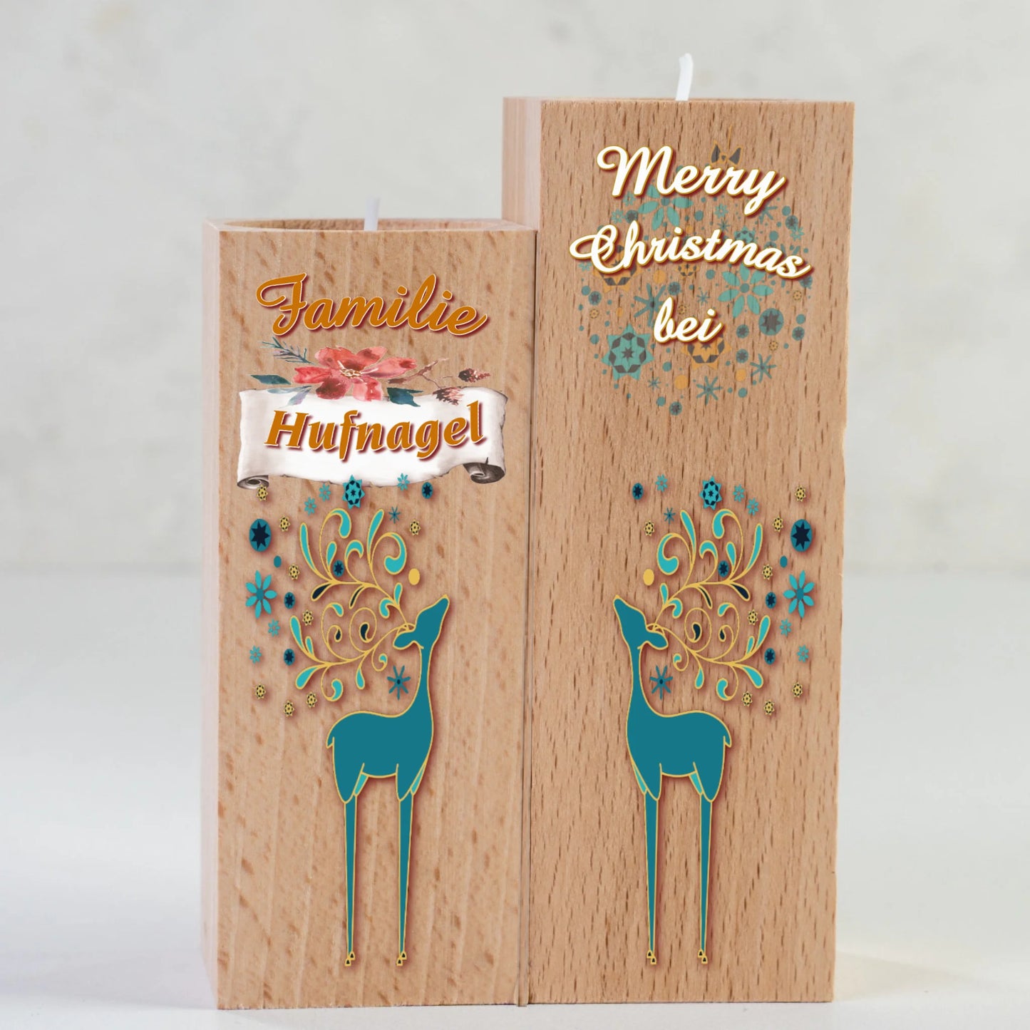 teelichthalter-massiv-holz-2er-set-4,5x4,5cm-12-und-14cm-hoch-personalisiert-mit-familiennamen-weihnachtliches-design-rechter-kerzenhalter-oben-schriftzug-weiss-merry-christmas-auf-leicht-transparente-schneeflocken-und-weihnachtskugeln-darunter-umriss-rentier-in-dezentem-tuerkies-design-kerzenhalter-links-schriftzug-familie-darunter-personalisierter-familienname-auf-schriftrolle-und-ganz-unten-wieder-umriss-rentier-in-dezentem-tuerkies-teelichthalter-wird-in-nahaufnahme-gezeigt