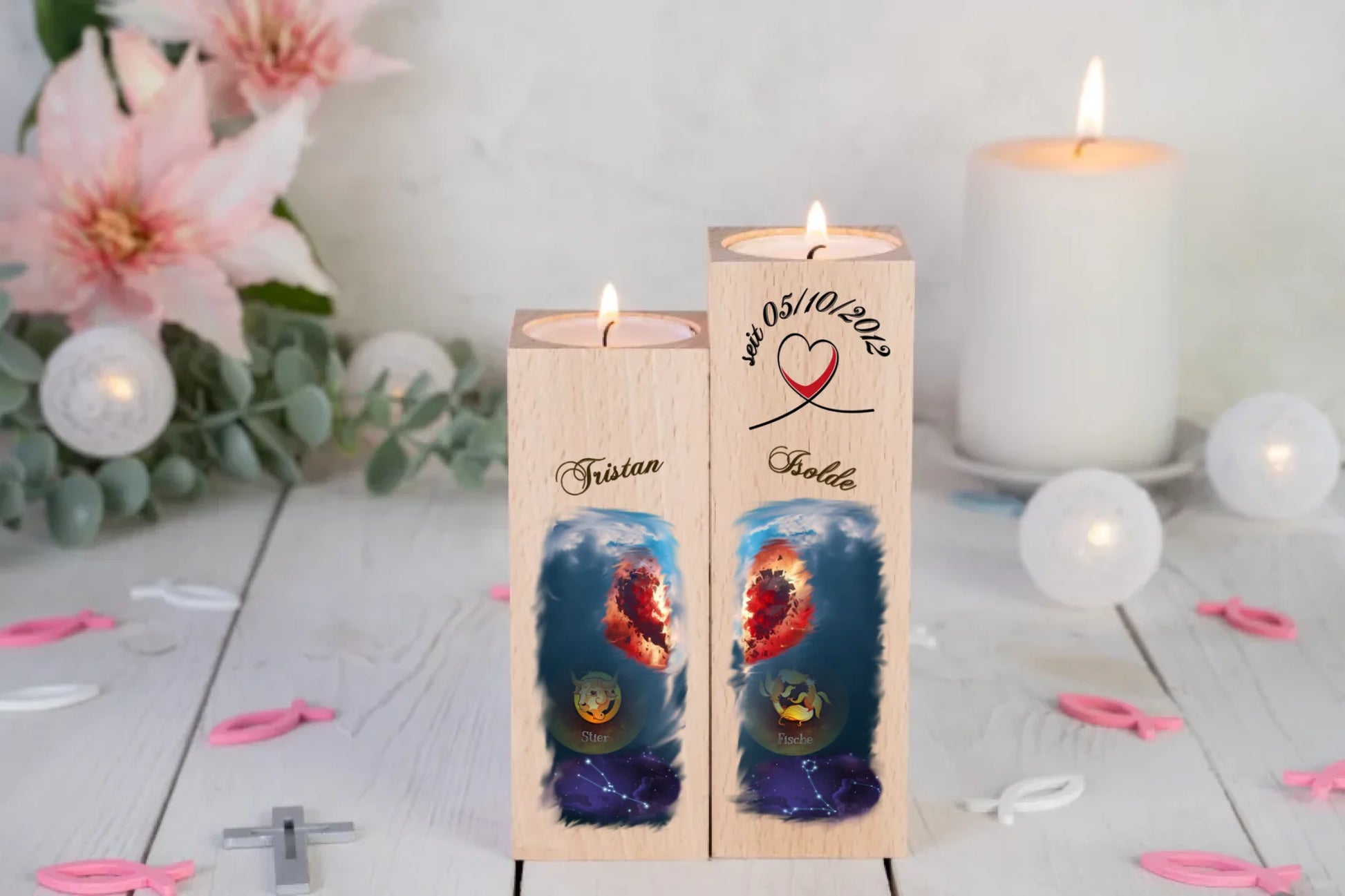 zweier-set-teelichthalter-massiv-holz-4,5x4,5cm-höhen-12cm-und-14cm-jeweils-mit-halben-herz-und-darunter-personalisiert-mit-name-sternzeichen-und-sternbild-teelichthalter-mit-14cm-höhe-kann-mit-datum-personalisiert-werden-design-hintergrund-blauer-himmel-mit-wolken-teelichtalter-stehen-vor-lilien