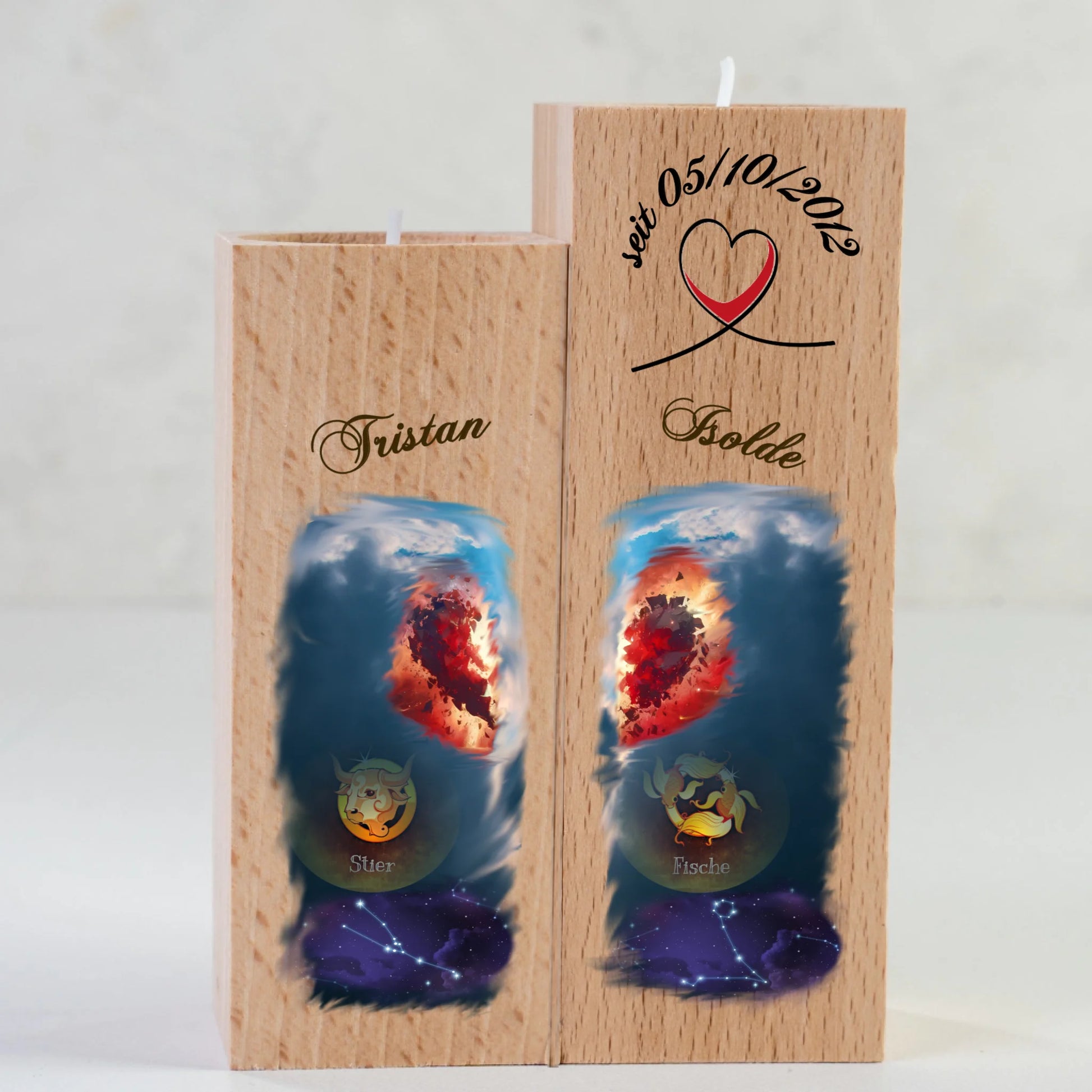 zweier-set-teelichthalter-massiv-holz-4,5x4,5cm-höhen-12cm-und-14cm-jeweils-mit-halben-herz-und-darunter-personalisiert-mit-name-sternzeichen-und-sternbild-teelichthalter-mit-14cm-höhe-kann-mit-datum-personalisiert-werden-design-hintergrund-blauer-himmel-mit-wolken