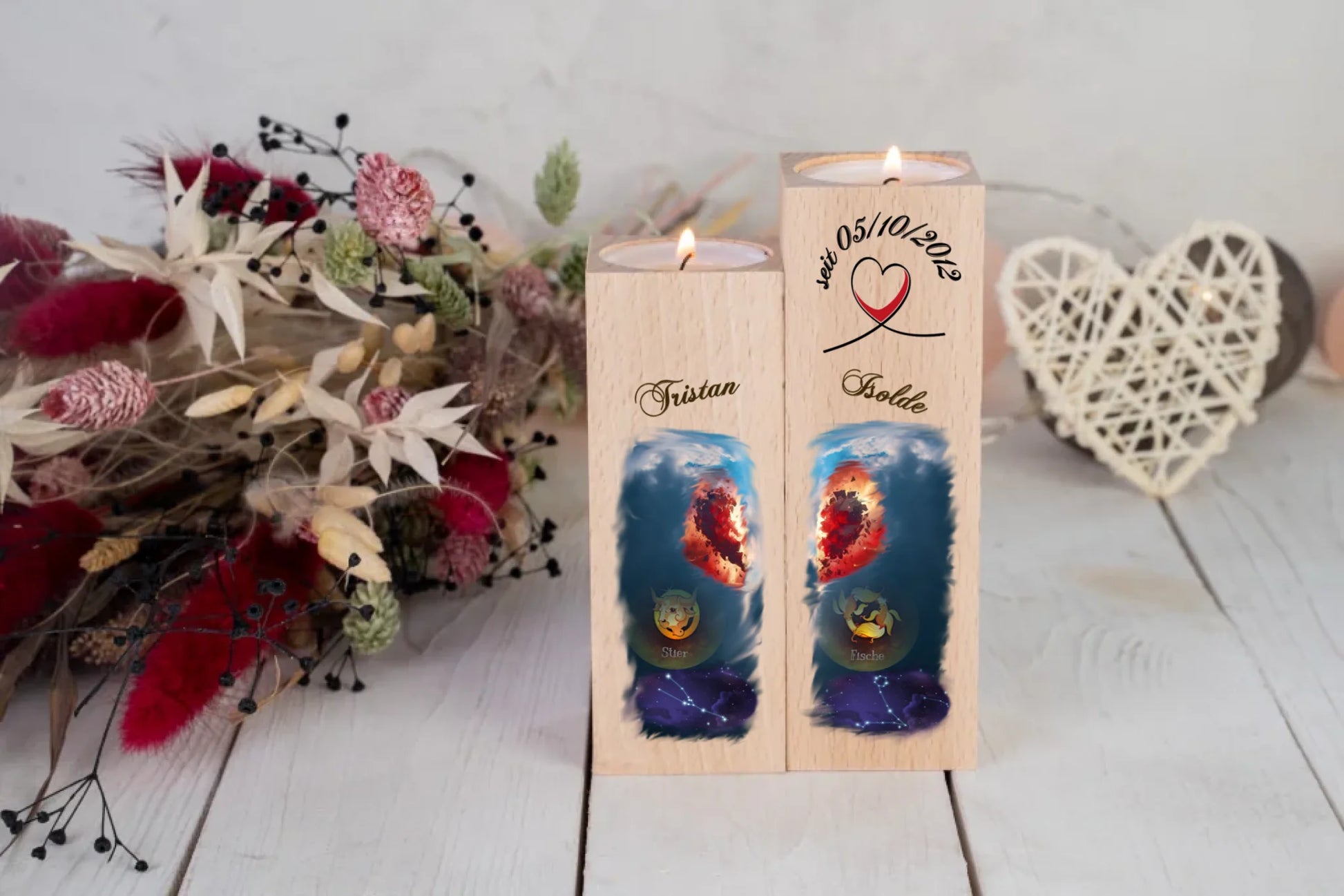 zweier-set-teelichthalter-massiv-holz-4,5x4,5cm-höhen-12cm-und-14cm-jeweils-mit-halben-herz-und-darunter-personalisiert-mit-name-sternzeichen-und-sternbild-teelichthalter-mit-14cm-höhe-kann-mit-datum-personalisiert-werden-design-hintergrund-blauer-himmel-mit-wolken-teelichtalter-stehen-vor-einem-strauss-trockenblumen