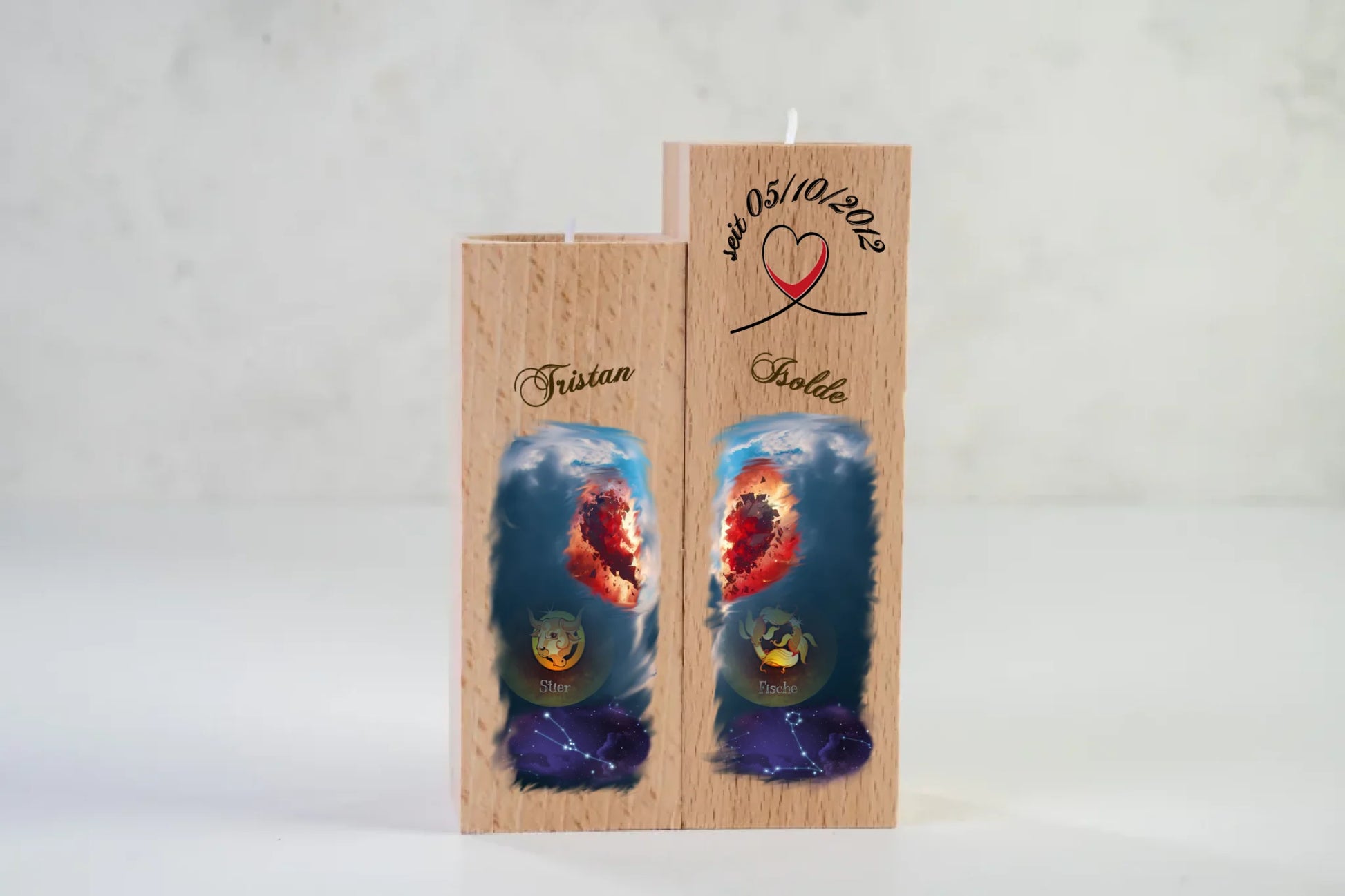 zweier-set-teelichthalter-massiv-holz-4,5x4,5cm-höhen-12cm-und-14cm-jeweils-mit-halben-herz-und-darunter-personalisiert-mit-name-sternzeichen-und-sternbild-teelichthalter-mit-14cm-höhe-kann-mit-datum-personalisiert-werden-design-hintergrund-blauer-himmel-mit-wolken-teelichtalter-vor-weissem-hintergrund