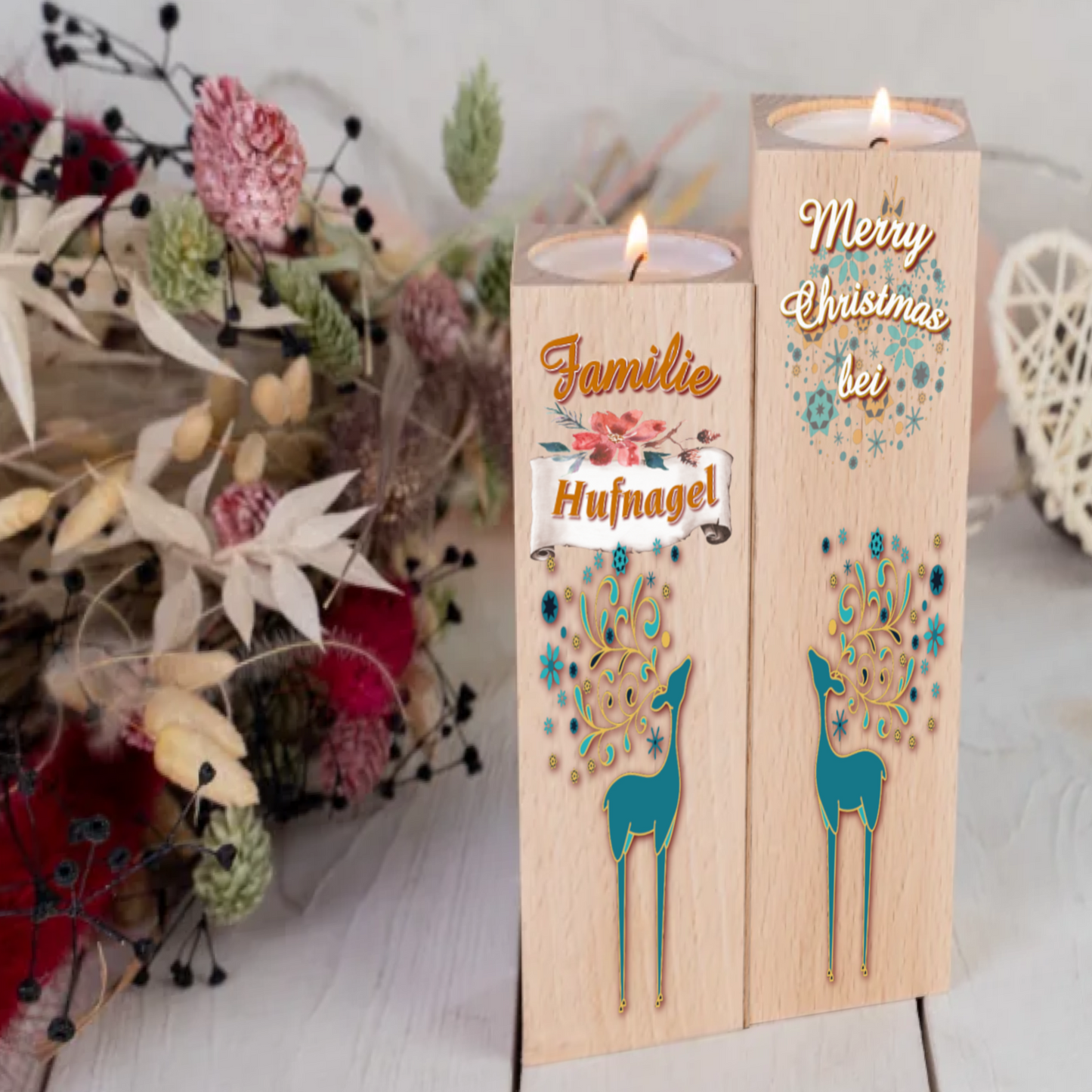 teelichthalter-massiv-holz-2er-set-4,5x4,5cm-12-und-14cm-hoch-personalisiert-mit-familiennamen-weihnachtliches-design-rechter-kerzenhalter-oben-schriftzug-weiss-merry-christmas-auf-leicht-transparente-schneeflocken-und-weihnachtskugeln-darunter-umriss-rentier-in-dezentem-tuerkies-design-kerzenhalter-links-schriftzug-familie-darunter-personalisierter-familienname-auf-schriftrolle-und-ganz-unten-wieder-umriss-rentier-in-dezentem-tuerkies