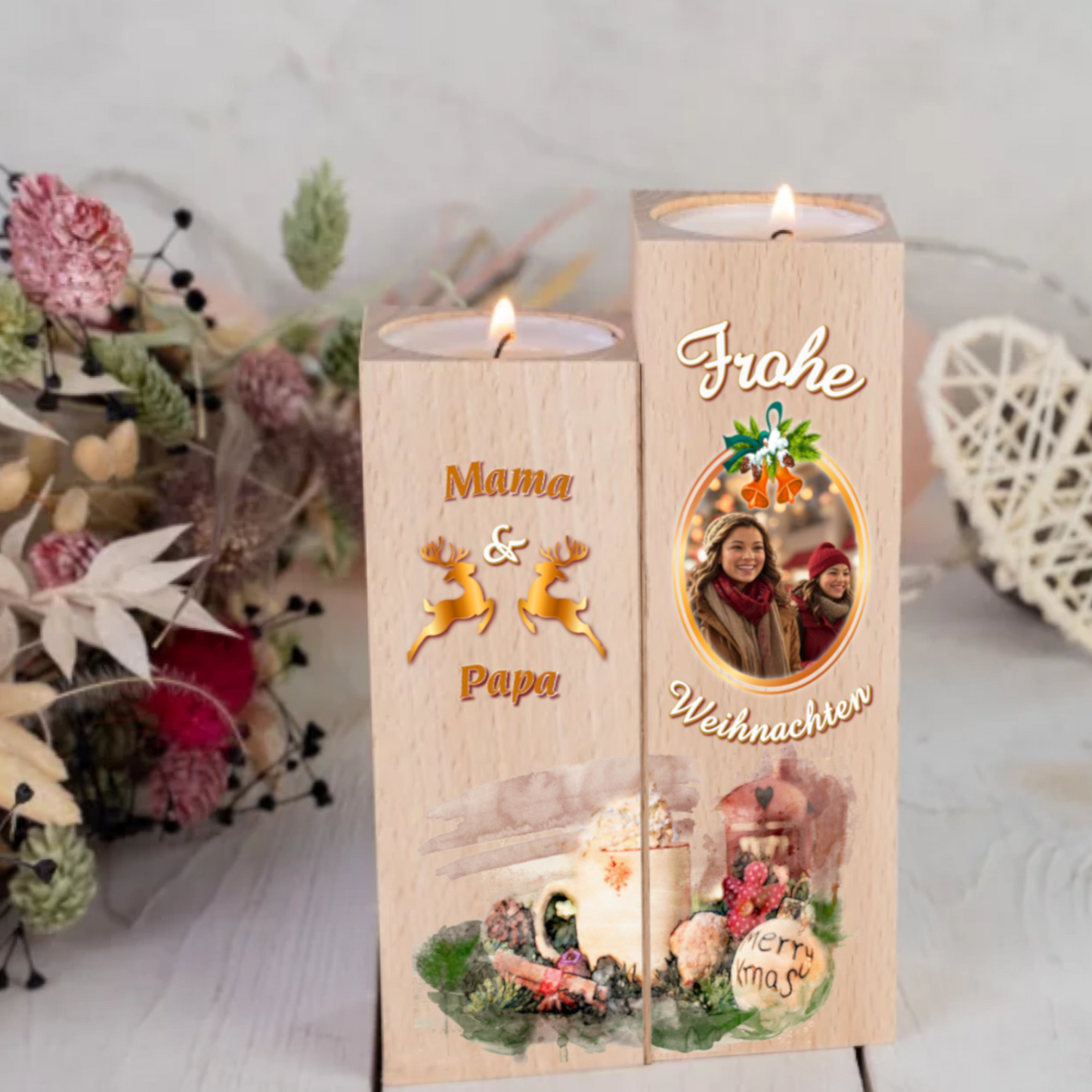 teelichthalter-massiv-holz-2er-set-4,5x4,5cm-12-und-14cm-hoch-personalisiert-mit-foto-und-zwei-namen-weihnachtliches-design-mit-schriftzug-frohe-ueber-dem-foto-mit-ovalem-goldenem-rahmen-darunter-schriftzug-weihnachten-design-kerzenhalter-links-die-beiden-personalisierten-namen-beispiel-mama-papa-in-dunklem-orange-dazwischen-zwei-umrisse-von-rentieren-in-gold-ganz-unten-erstreckt-sich-motiv-weihnachtsgedeck-ueber-beide-kerzenhalter-in-aquqrell-optik
