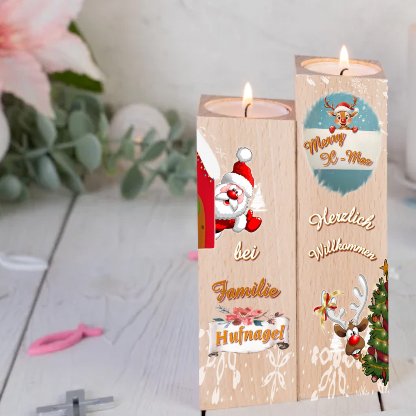 teelichthalter-massiv-holz-2er-set-4,5x4,5cm-12-und-14cm-hoch-personalisiert-mit-familiennamen-weihnachtliches-design-im-comic-style-kerzenhalter-rechts-mit-schneeflocken-oben-ein-rentier-mit-banner-und-schriftzug-merry-x-mas-darunter-schriftzug-herzlich-willkommen-und-ganz-unten-ein-lustiges-rentier-schaut-hinter-weihnachtsbaum-hervor-kerzenhalter-links-oben-winkt-ein-weihnachtsmann-darunter-der schriftzug-bei-familie-personalisierter-familienname