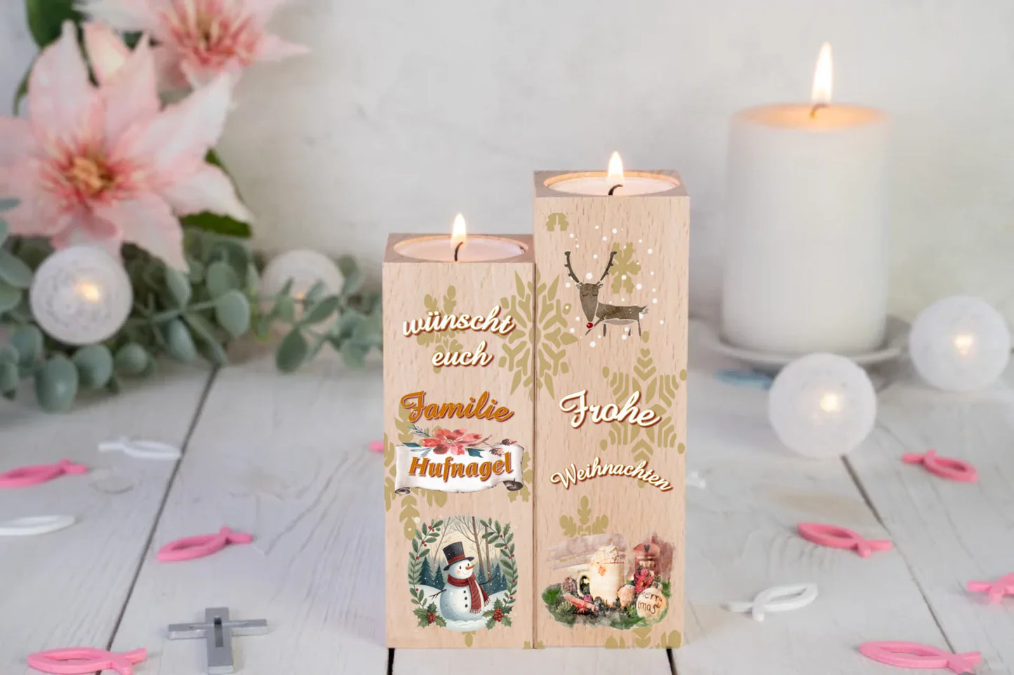 teelichthalter-massiv-holz-2er-set-4,5x4,5cm-12-und-14cm-hoch-personalisiert-mit-familiennamen-weihnachtliches-design-rechter-kerzenhalter-oben-rentier-inmodernem-design-darunter-schriftzug-in-weiss-frohe-weihnachten-ganz-unten-bild-von-weihnachtgedeck-in-aquarell-optik-linker-kerzenhalter-oben-schriftzug-wuenscht-euch-familie-darunter-personalisierter-familienname-auf-schriftrolle-ganz-unten-bild-rund-mit-schneemann-und-zweigen-als-ramen-teelichtalter-steht-vor-lilien-und-weisser-kerze