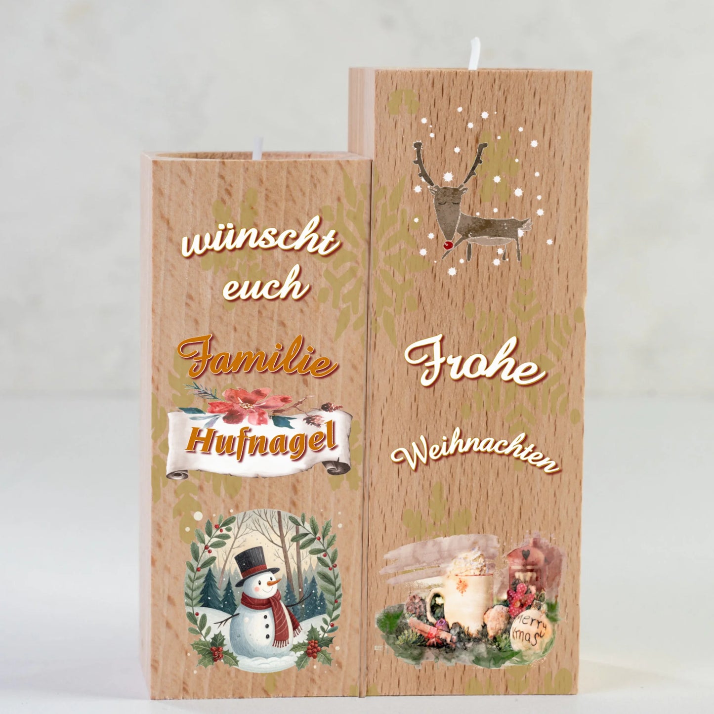 teelichthalter-massiv-holz-2er-set-4,5x4,5cm-12-und-14cm-hoch-personalisiert-mit-familiennamen-weihnachtliches-design-rechter-kerzenhalter-oben-rentier-inmodernem-design-darunter-schriftzug-in-weiss-frohe-weihnachten-ganz-unten-bild-von-weihnachtgedeck-in-aquarell-optik-linker-kerzenhalter-oben-schriftzug-wuenscht-euch-familie-darunter-personalisierter-familienname-auf-schriftrolle-ganz-unten-bild-rund-mit-schneemann-und-zweigen-als-ramen-teelichtalter-wird-als-nahaufnahme-dargestellt