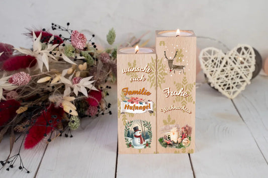 teelichthalter-massiv-holz-2er-set-4,5x4,5cm-12-und-14cm-hoch-personalisiert-mit-familiennamen-weihnachtliches-design-rechter-kerzenhalter-oben-rentier-inmodernem-design-darunter-schriftzug-in-weiss-frohe-weihnachten-ganz-unten-bild-von-weihnachtgedeck-in-aquarell-optik-linker-kerzenhalter-oben-schriftzug-wuenscht-euch-familie-darunter-personalisierter-familienname-auf-schriftrolle-ganz-unten-bild-rund-mit-schneemann-und-zweigen-als-ramen-teelichtalter-steht-vor-roten-trockenblumen