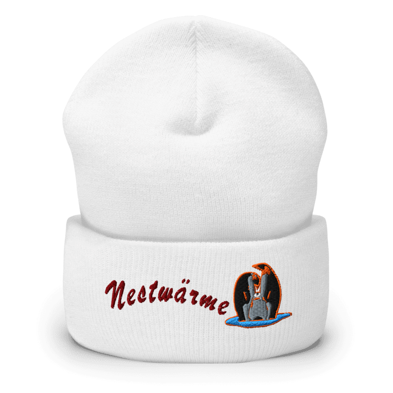 muetze-mit-breitem-bund-weiss-bestickt-mit-motiv-pinguinfamilie-und-schriftzug-nestwaerme