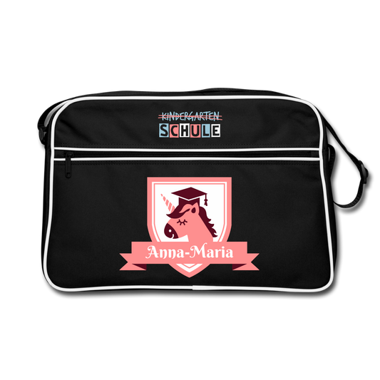 umhaengetasche-40x28cm-schwarz-mit-weissen-kontraststreifen-mit-2-reissverschluessen-und-umhaengegurt-design-pinkes-wappen-mit-einhorn-darnter-pinker-banner-mit-personalisiertem-namen-ganz-oben-auf-der-tasche-schriftzug-kindergarten-ist-durchgestrichen-darunter-steht-in-fetter-schrift-schule
