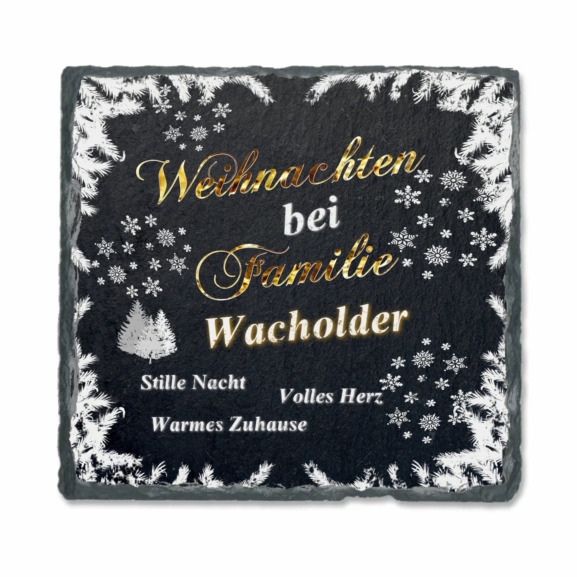 schieferplatte-schwarz-quadratisch-beschriftung-in-gold-und-weiß-text-lautet-weihnachten-bei-familie-personalisierter-name-design-mit-weihnachtlichen-motiven-wie-verschneite-zweige-und-schneeflocken