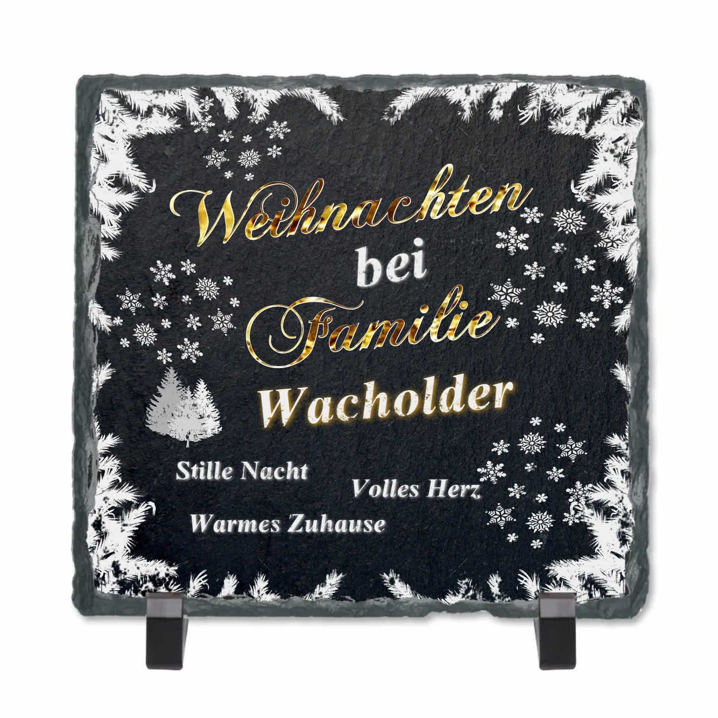 schieferplatte-schwarz-quadratisch-mit-standfuß-beschriftung-in-gold-und-weiß-text-lautet-weihnachten-bei-familie-personalisierter-name-design-mit-weihnachtlichen-motiven-wie-verschneite-zweige-und-schneeflocken