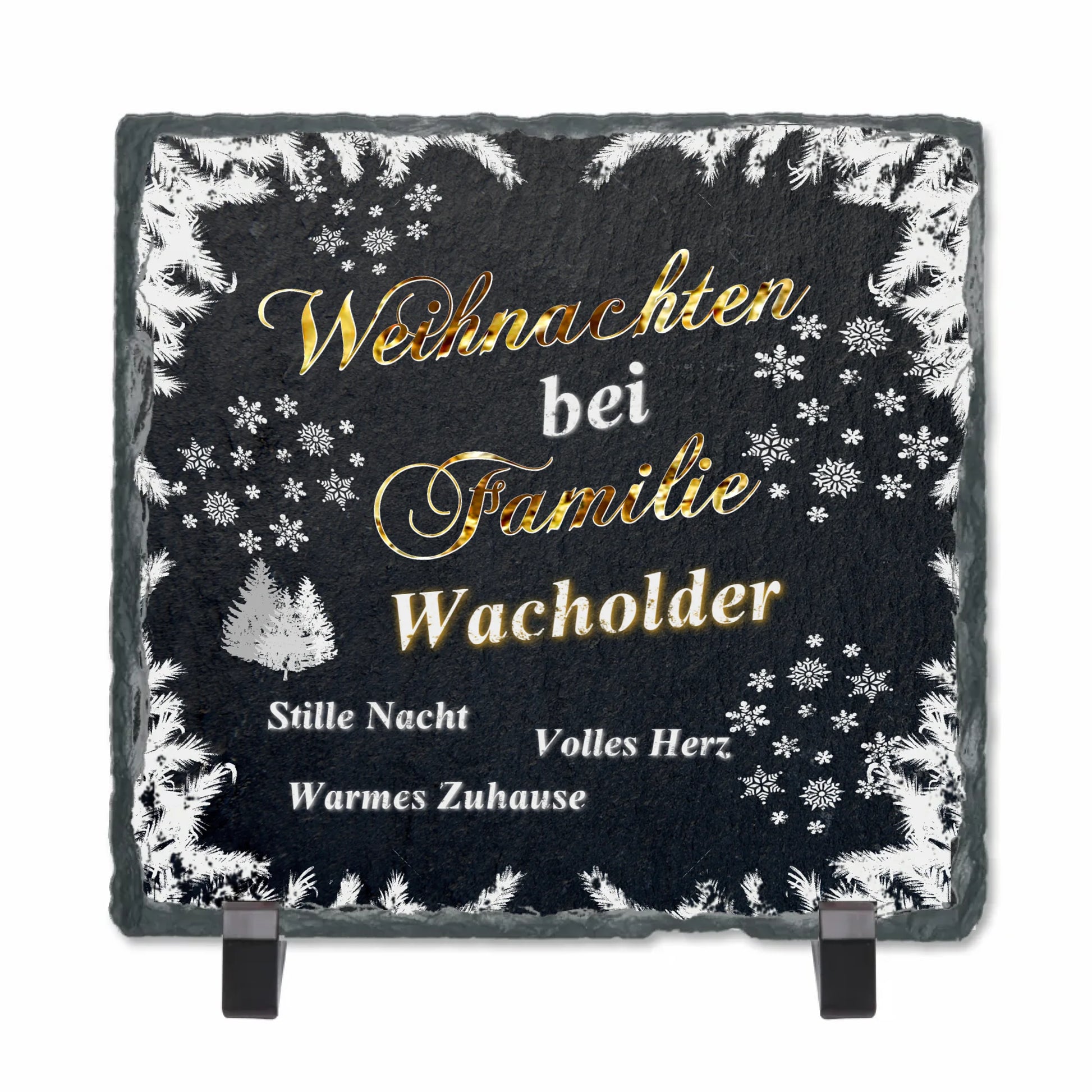 schieferplatte-schwarz-quadratisch-mit-standfuß-beschriftung-in-gold-und-weiß-text-lautet-weihnachten-bei-familie-personalisierter-name-design-mit-weihnachtlichen-motiven-wie-verschneite-zweige-und-schneeflocken
